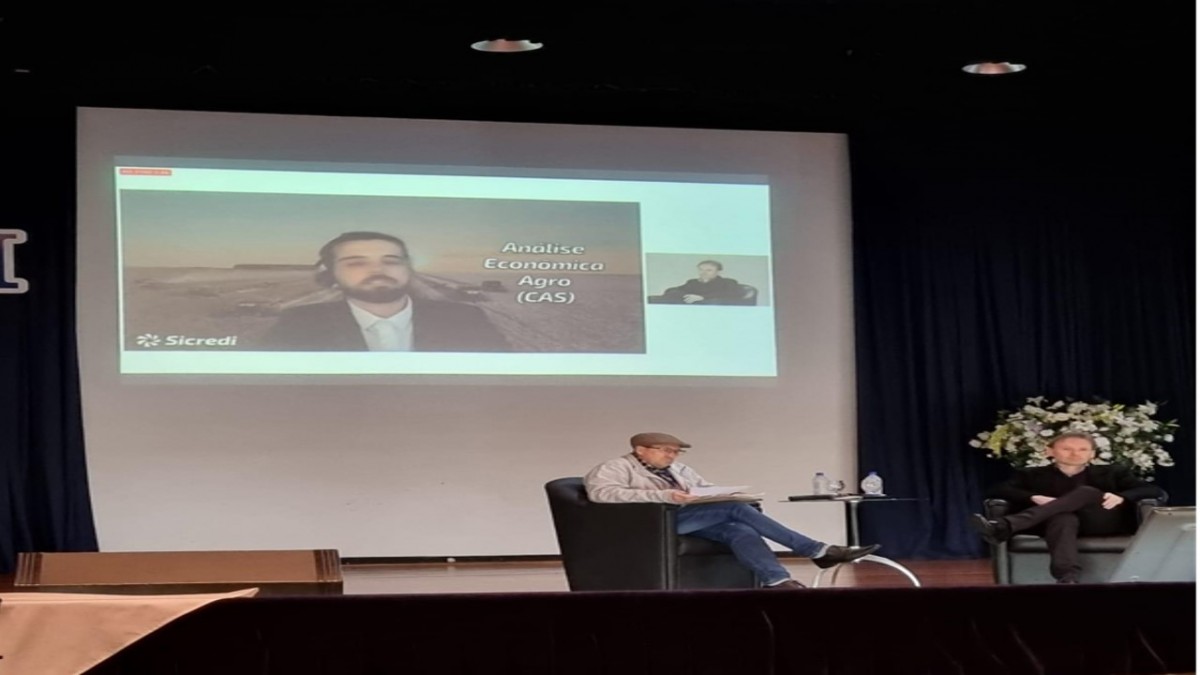 André Zanon (Diretor de Negócios Sicredi Conexão), Luis Pedro Hillesheim (Coordenador do Curso de Tecnologia Agropecuária da Uri FW) e André Kalikoski (palestrante)