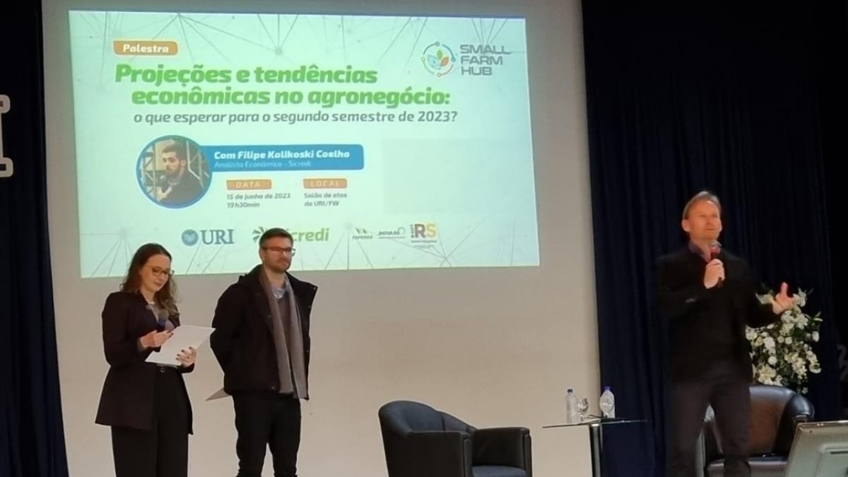 Representantes do Small Farm Hub, Ana Paula Pessotto e Gilson Panosso, com André Zanon, diretor de Negócios do Sicredi Conexão